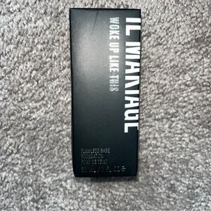 IL MAKIAGE Woke Up Like This Foundation in Black Packaging